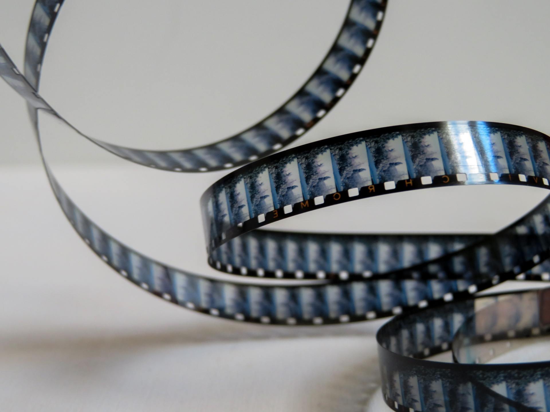 Video Easy Leusden digitaliseert met zorg uw oude 8 mm films vol met dierbare herinneringen uit uw kinderjaren, aan uw ouders, uw huwelijk, de geboorte van uw kinderen en natuurlijk al die andere mooie momenten uit uw leven. Uw 8 mm films worden gescand naar het oude 4:3 formaat. Omdat oude 8 mm films in de loop der jaren vaak zijn verkleurd kan ik deze veelal op kleur corrigeren.