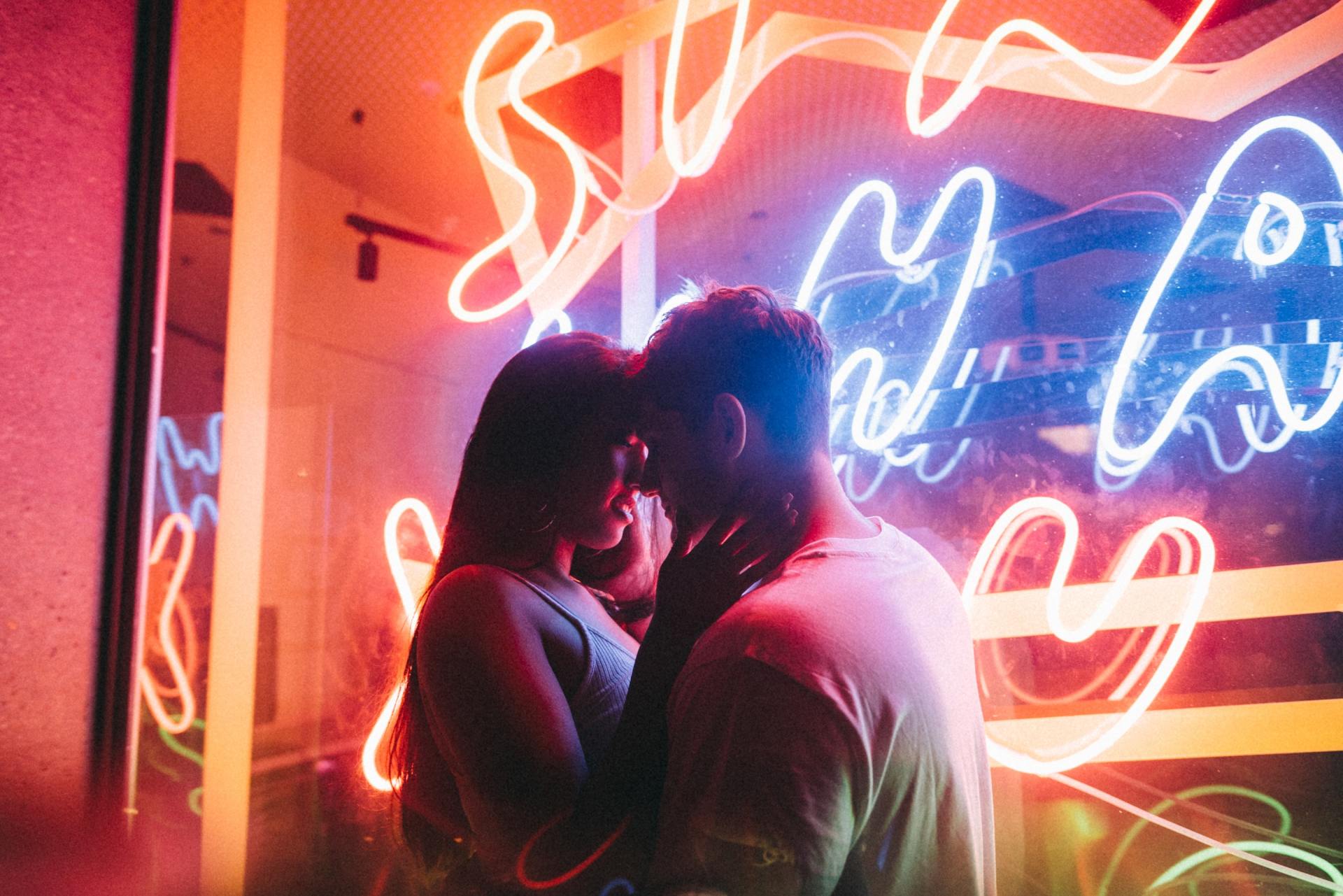 couple s'embrassant dans la rue de nuit
