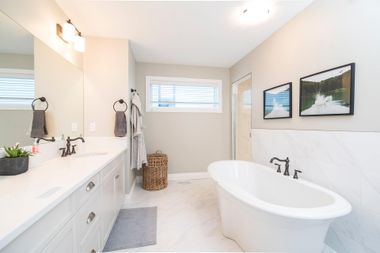 A bathroom with two sinks and a bathtub.
