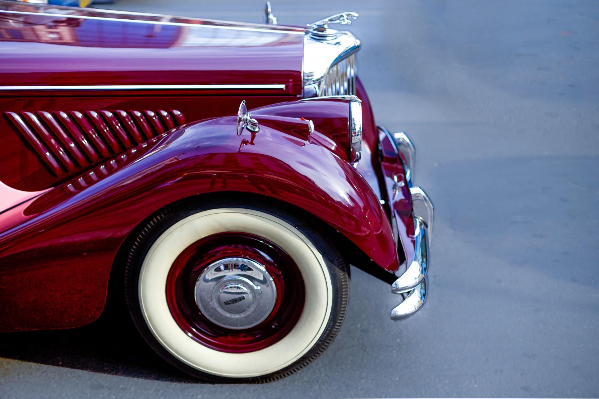Ancienne voiture pourpre