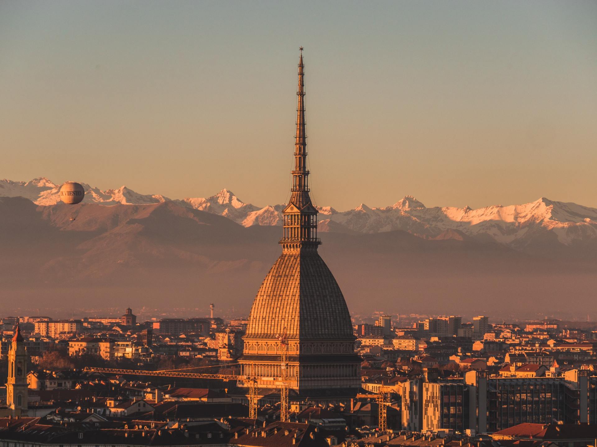 Mole Antonelliana con le montagne sullo sfondo.