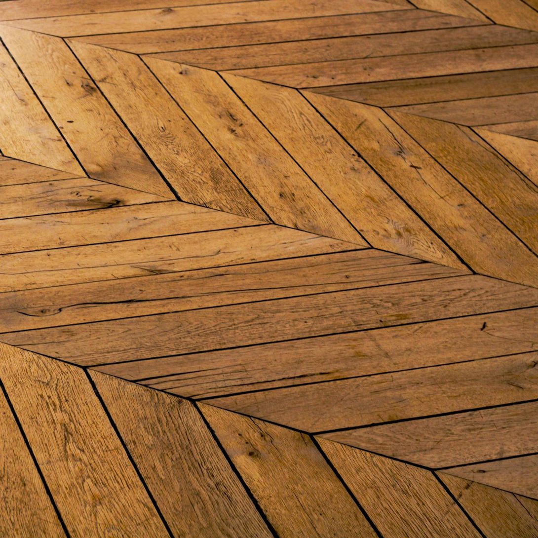 Grande stanza con parquet laminato