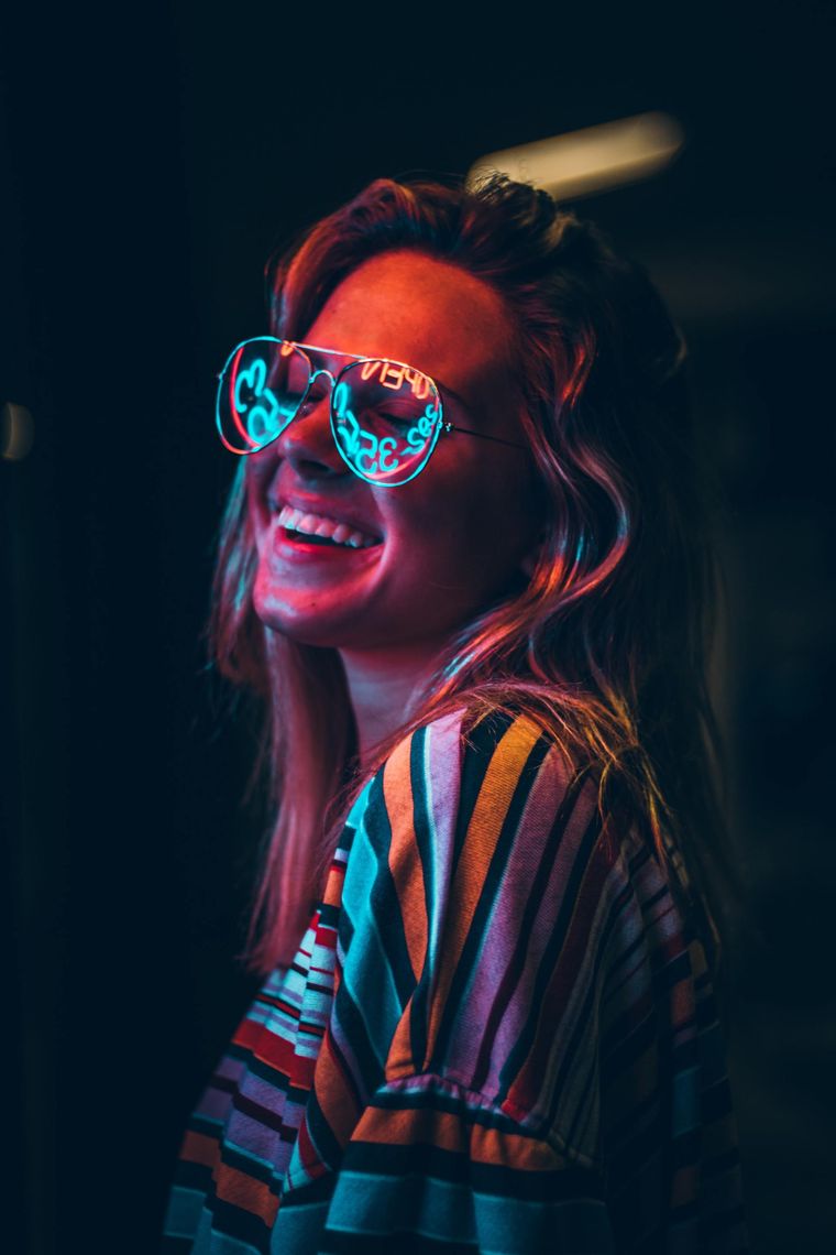 ragazza con occhiali da sole alla moda