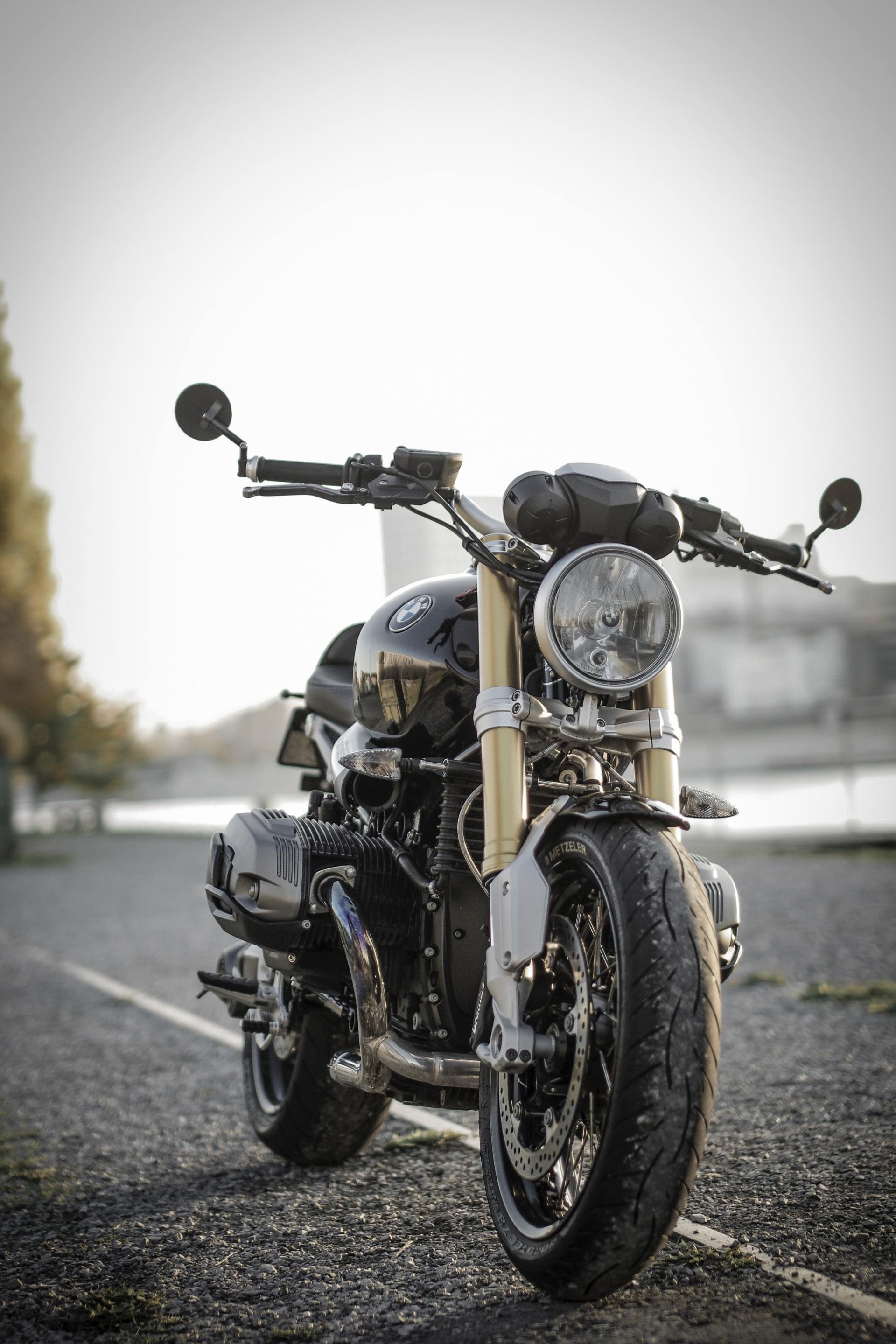 moto parquée au bord de la route