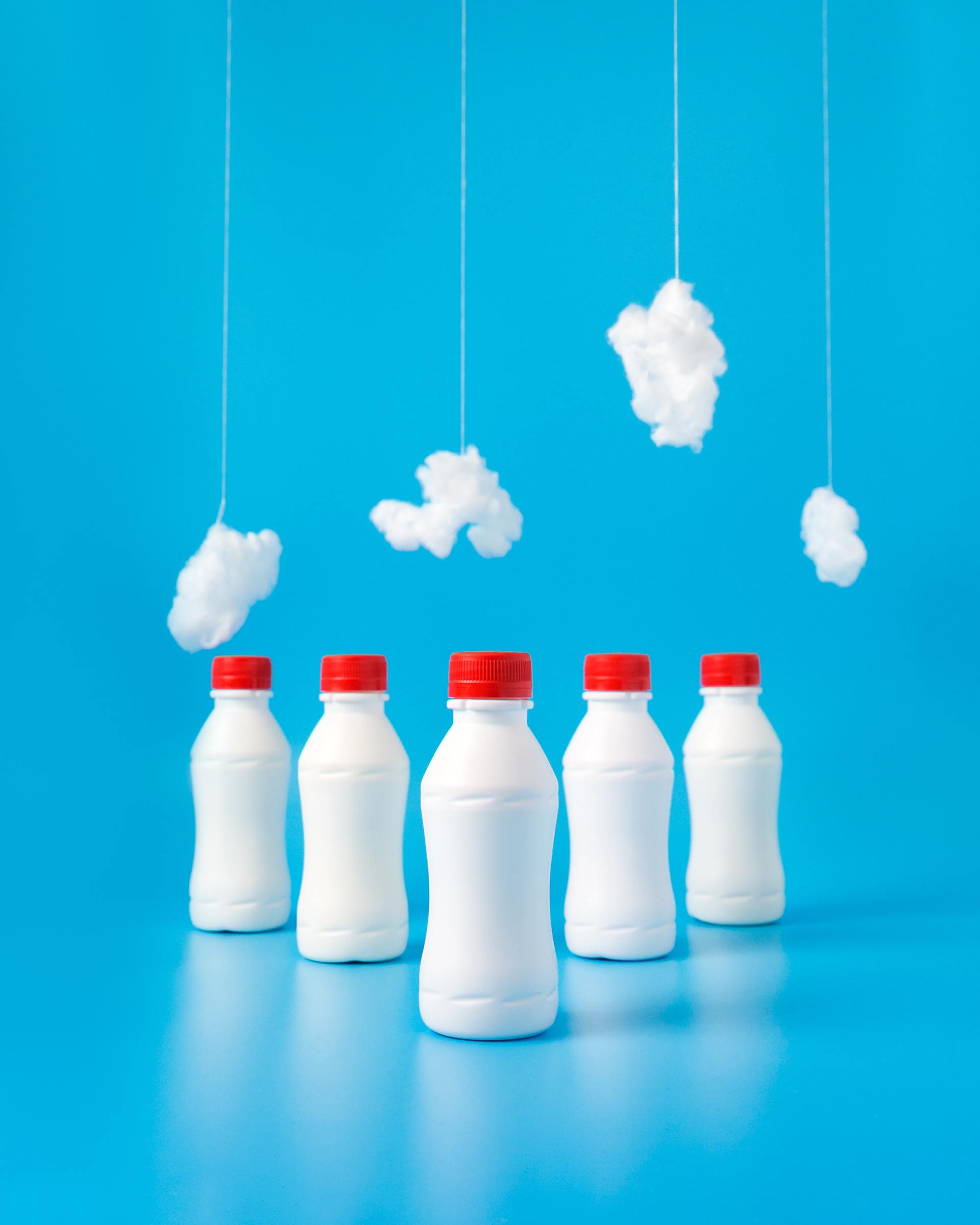 vijf plasticflessen voor een blauwe achtergrond