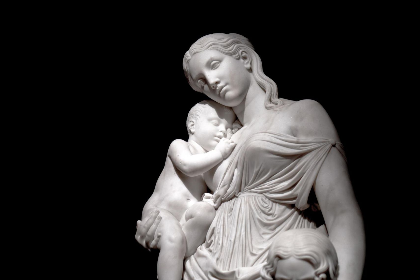 composizione floreale sopra un cofano funebre