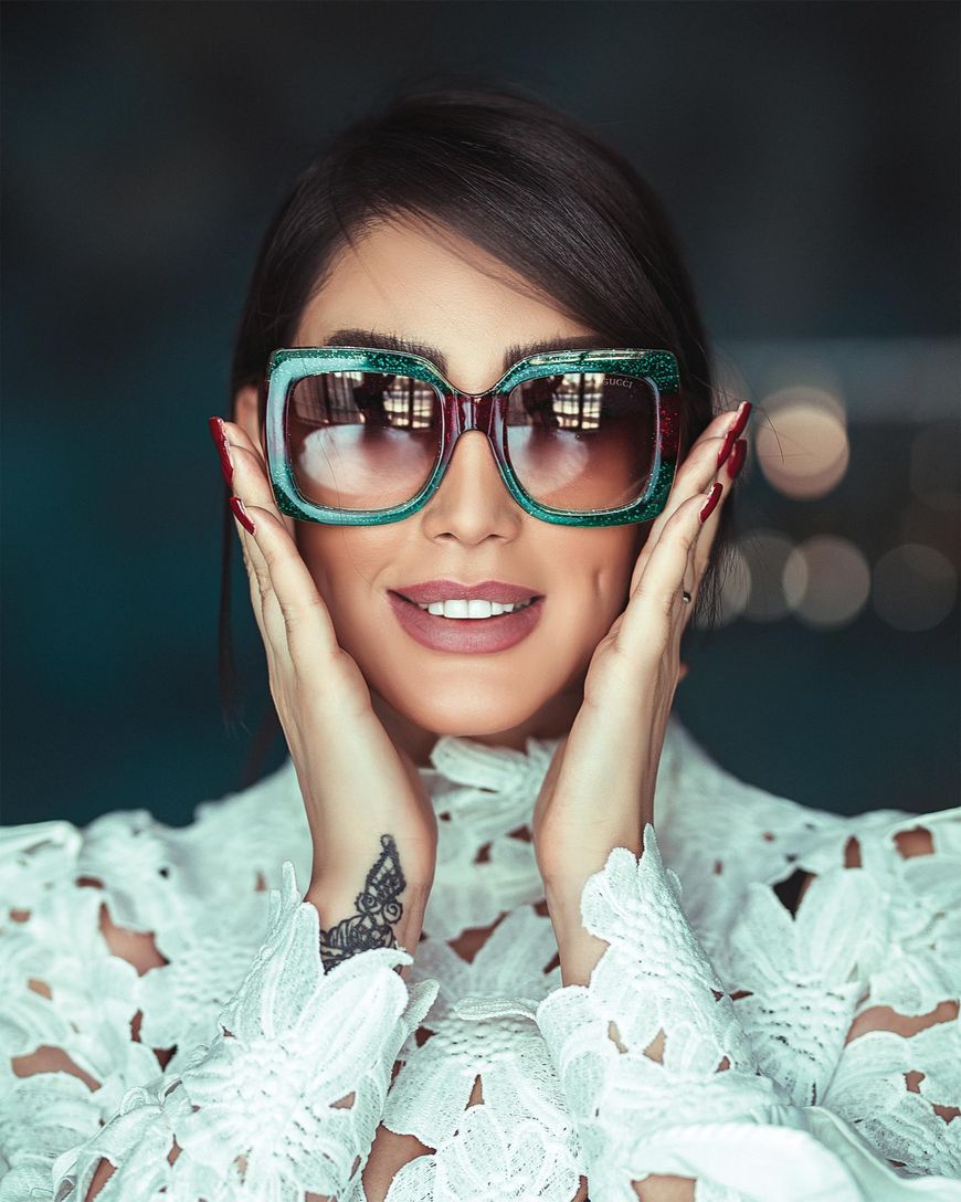 modella con occhiali da sole alla moda