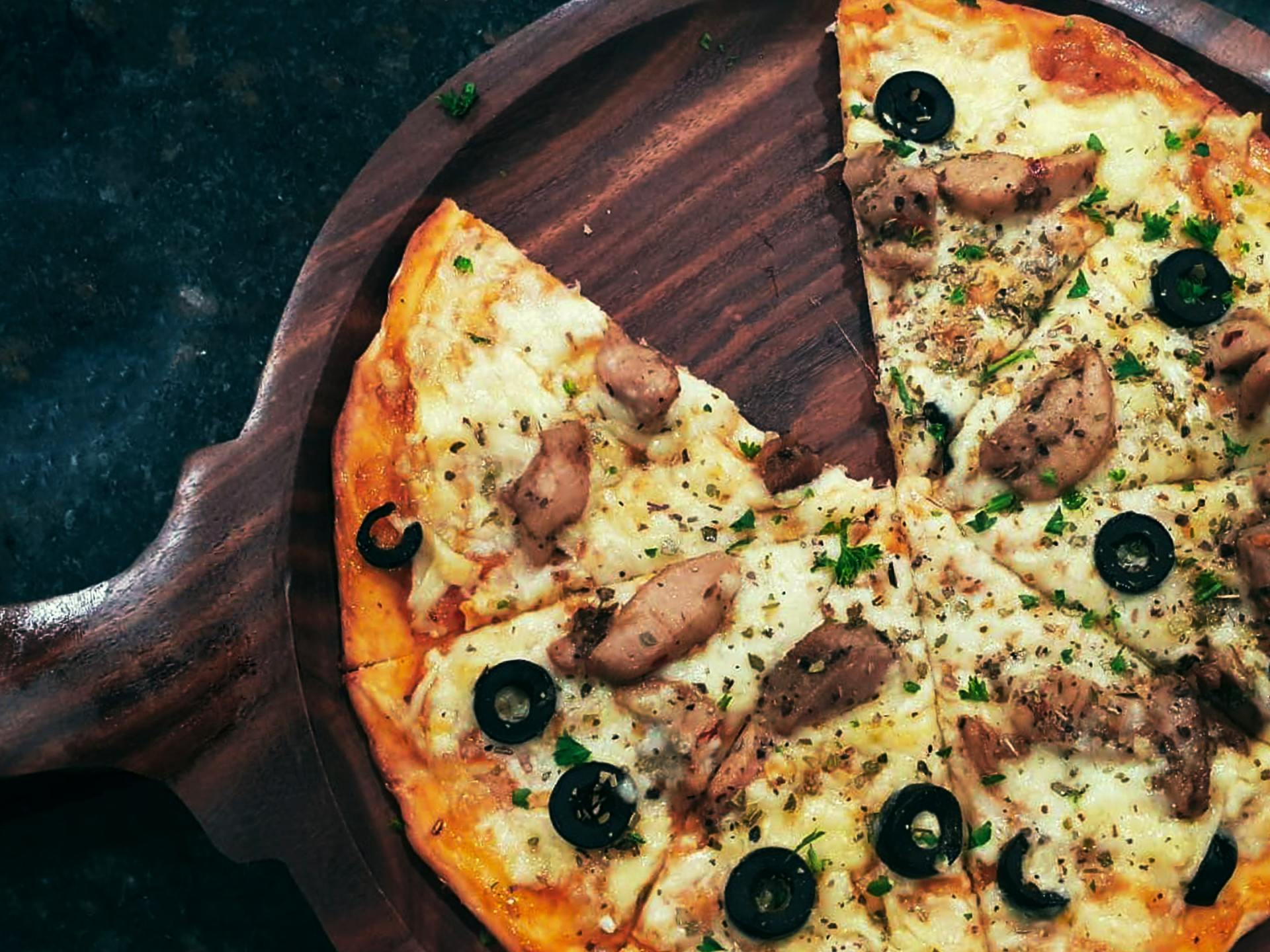 pizza découpée sur planche en bois