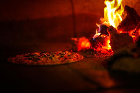 pizza margherita con basilico fresco