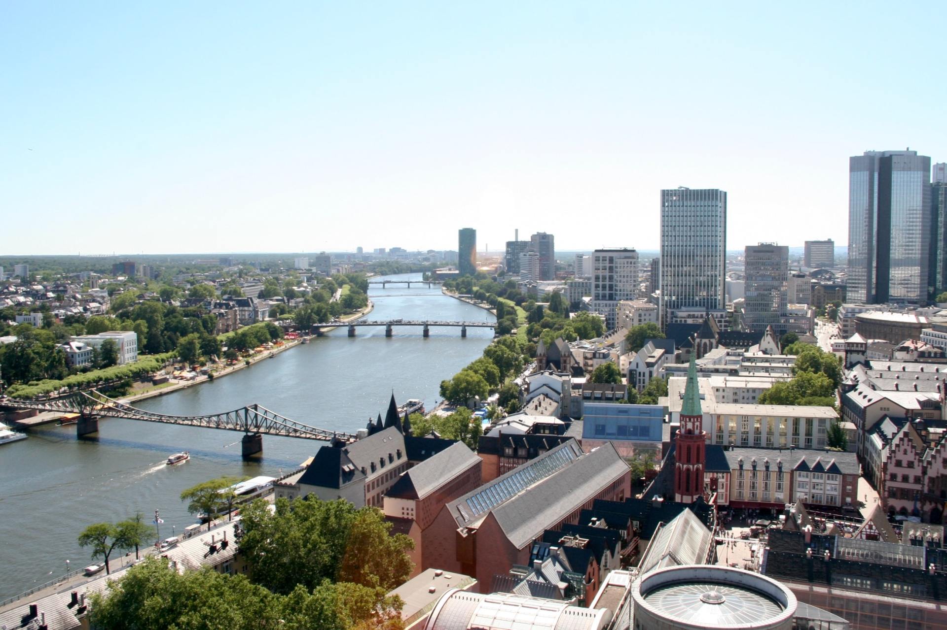 Luftbild einer Stadt mit Fluss, Brücken und modernen Innenstadtgebäuden unter klarem Himmel