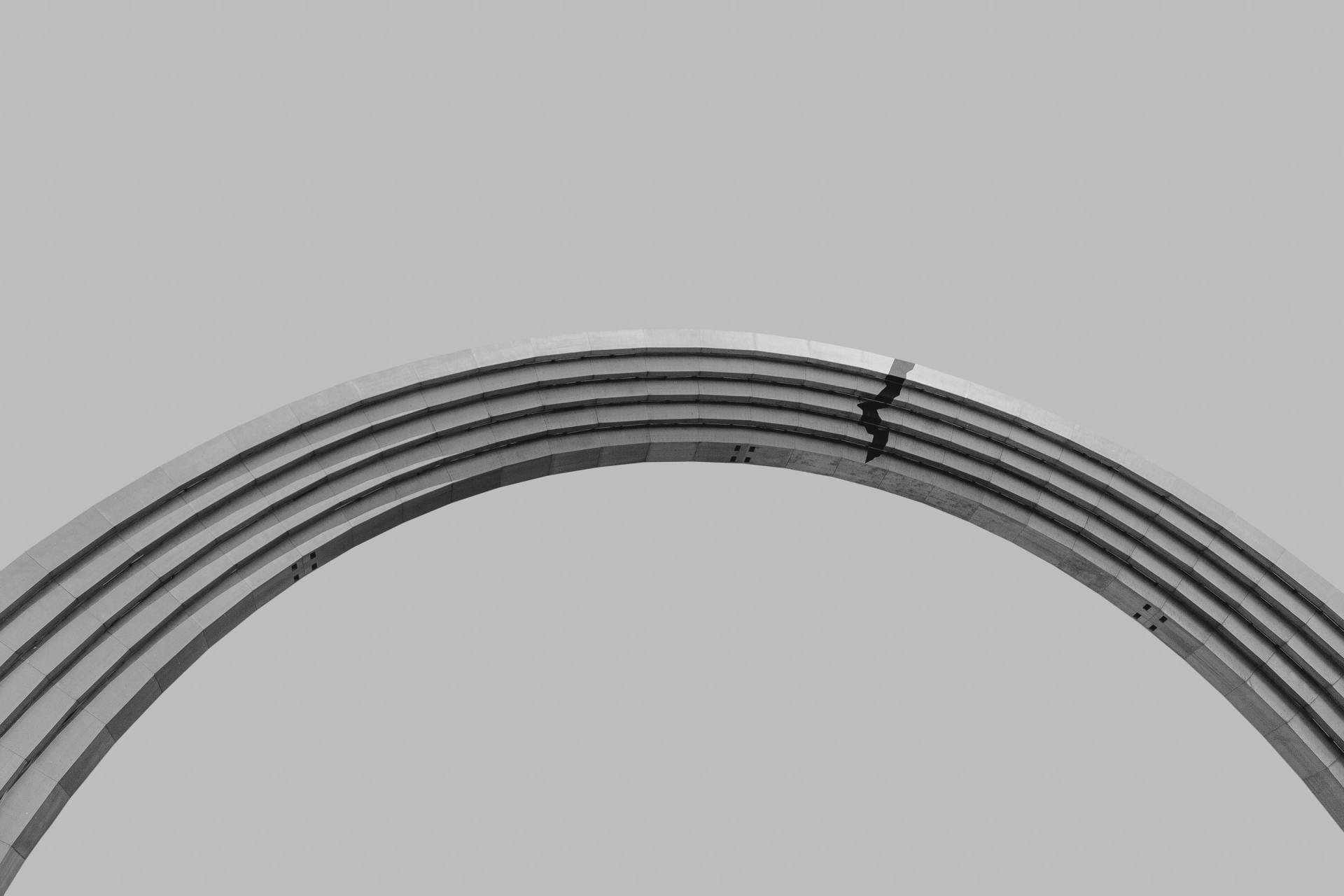 Primo piano di un componente metallico curvo di una macchina, con molteplici scanalature concentriche e una crepa frastagliata che rompe gli anelli.