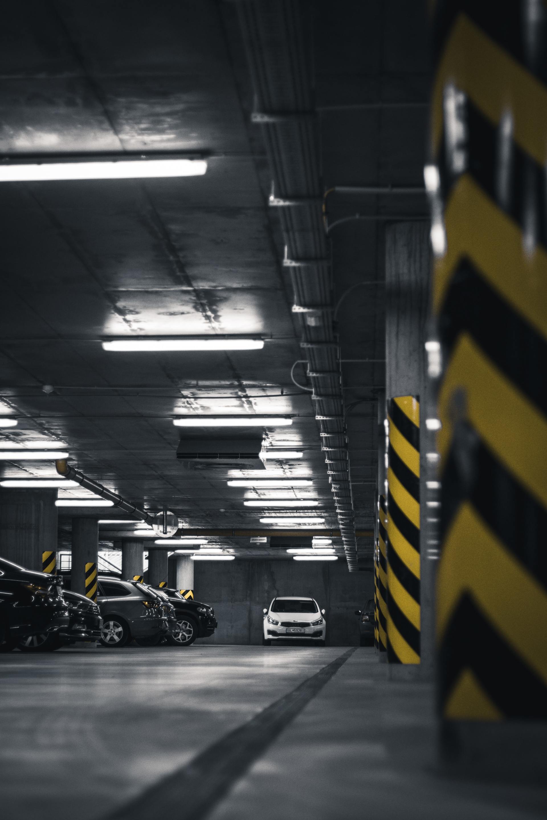 Un estacionamiento con muchos autos estacionados en él