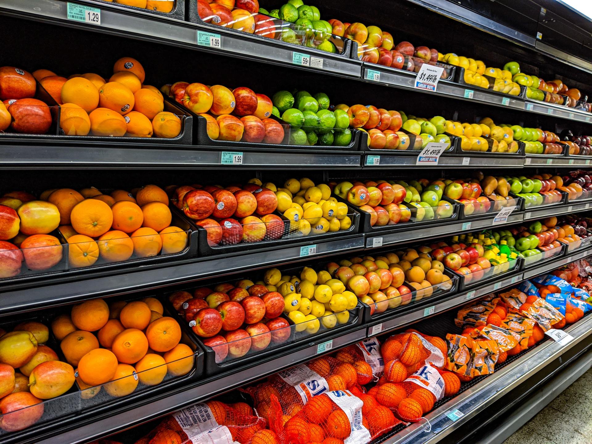 La corsia di un negozio di alimentari piena di frutta e verdura.
