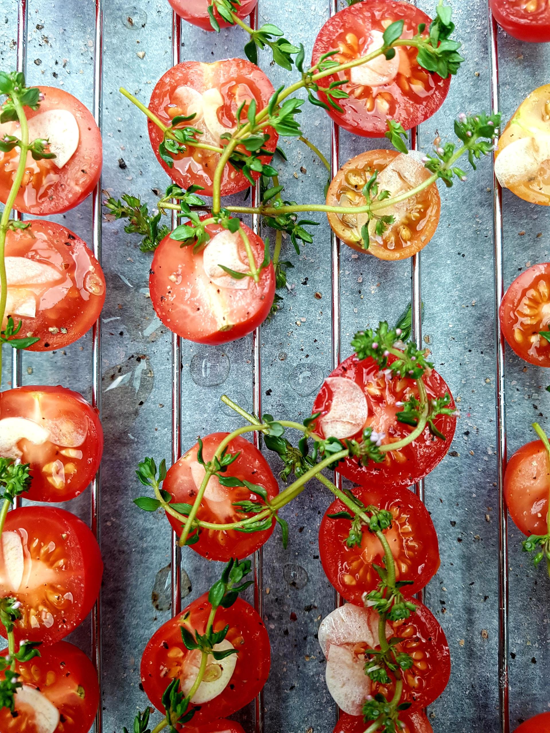 Un tas de tomates est posé sur une grille de refroidissement