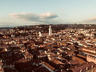 Mercato di Faenza assortimento vestiti, abbigliamento femminile, proposte di stagione
