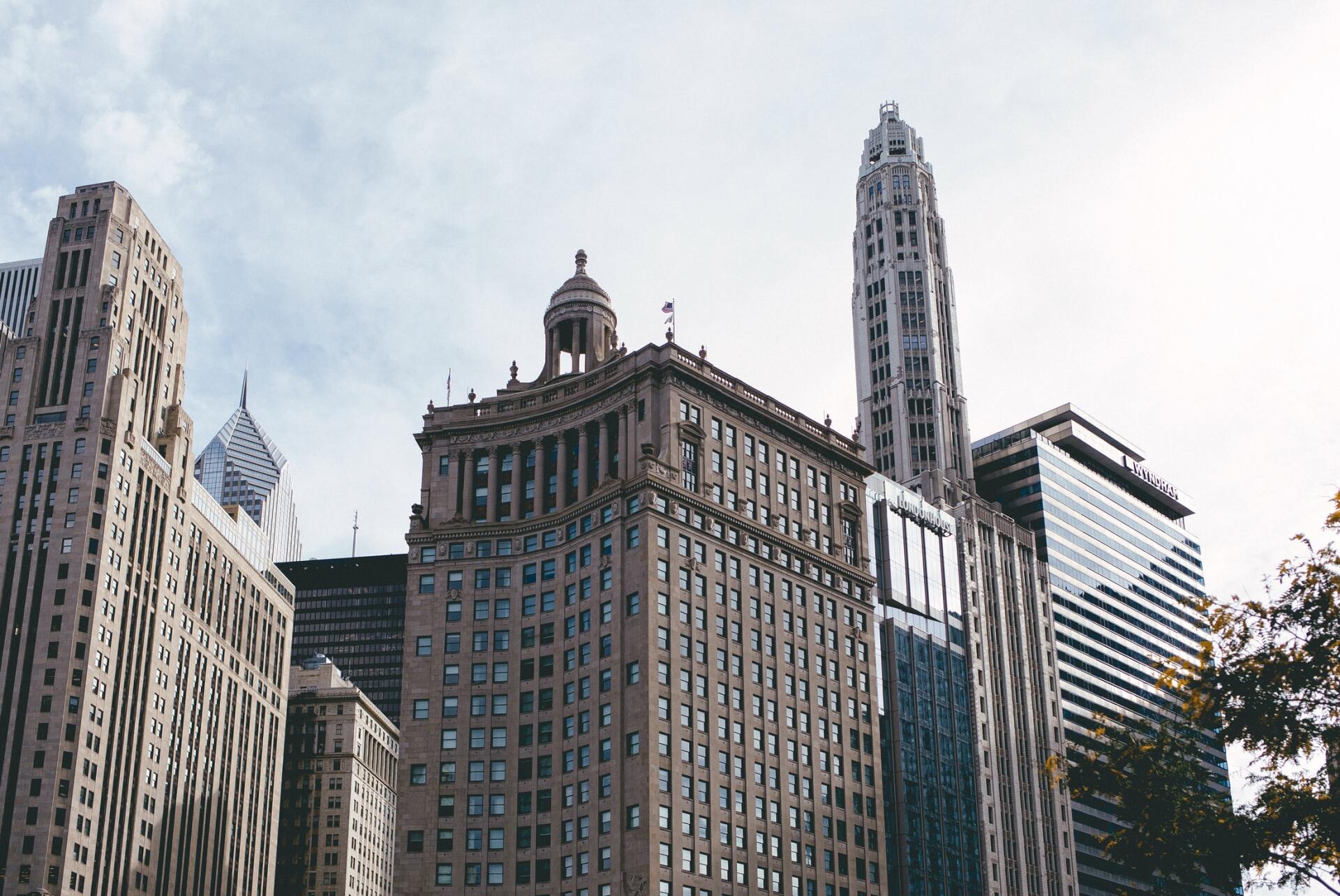 A city skyline with a large building in the middle
