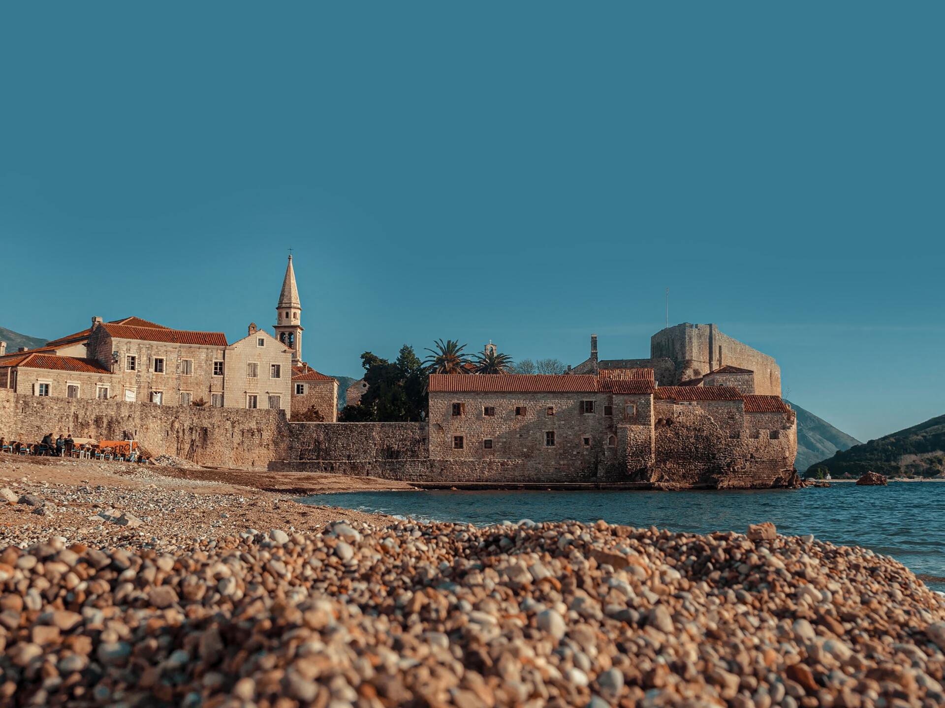 Im Hintergrund ist eine Stadt und im Vordergrund ein Strand.