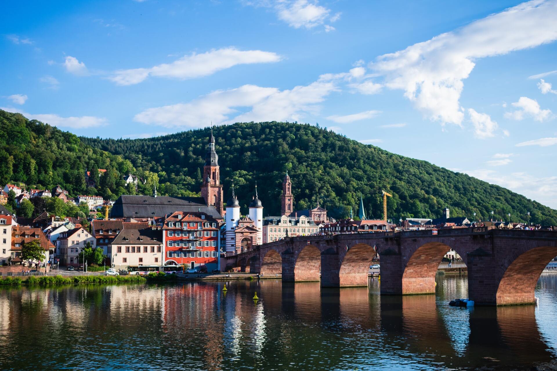 eine Brücke über einen Fluss mit einer Stadt im Hintergrund
