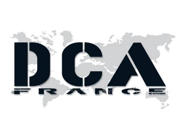 Un logo pour dca france avec une carte du monde en arrière plan.
