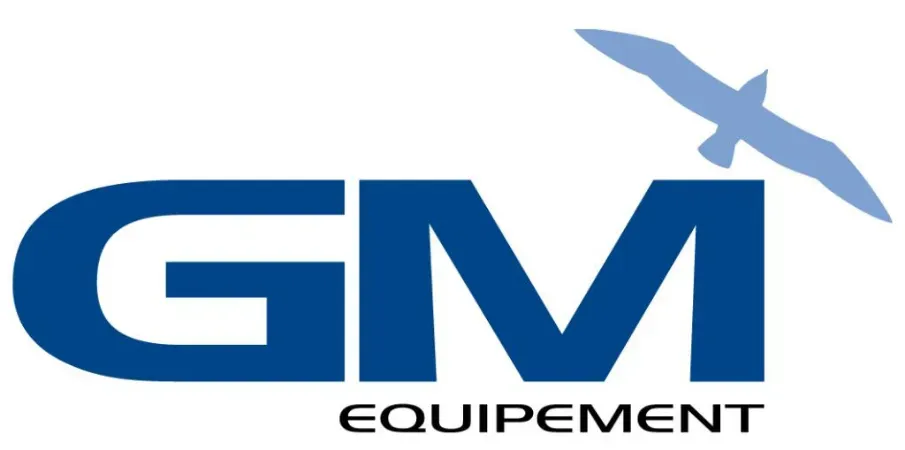 Le logo de GM Equipment a un oiseau dessus.