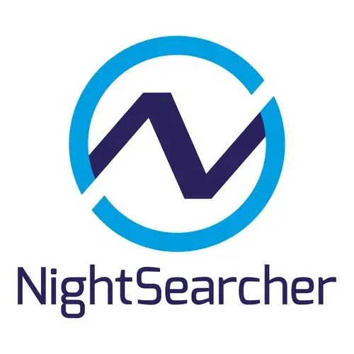 Un logo de chercheur de nuit avec un cercle bleu et une flèche bleue