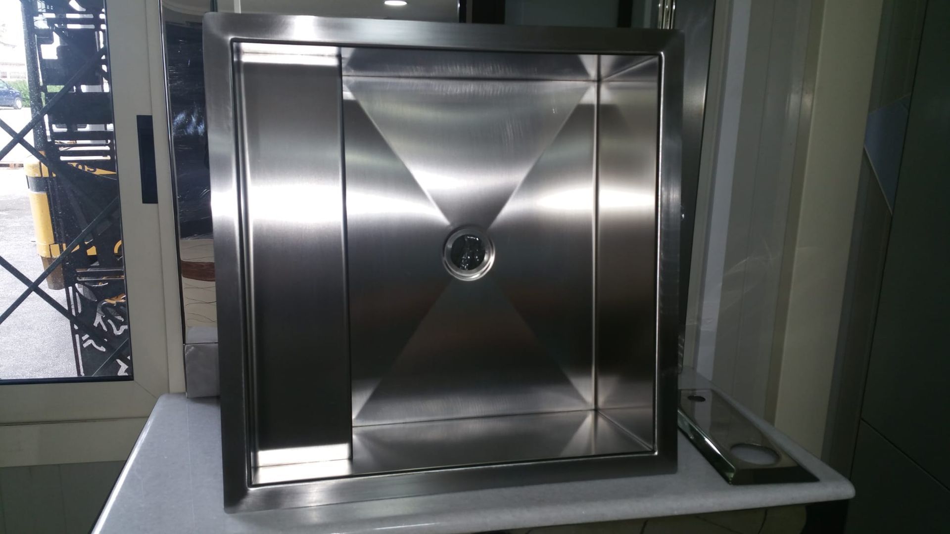 Condotto di ventilazione quadrato in acciaio inox o diffusore d'aria per installazione in ambiente industriale.