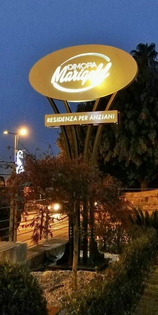 Insegna ovale illuminata con la scritta