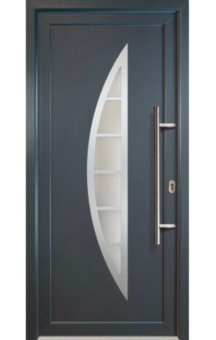 Porta d'ingresso grigio scuro con maniglia verticale e pannello in vetro ovale satinato.