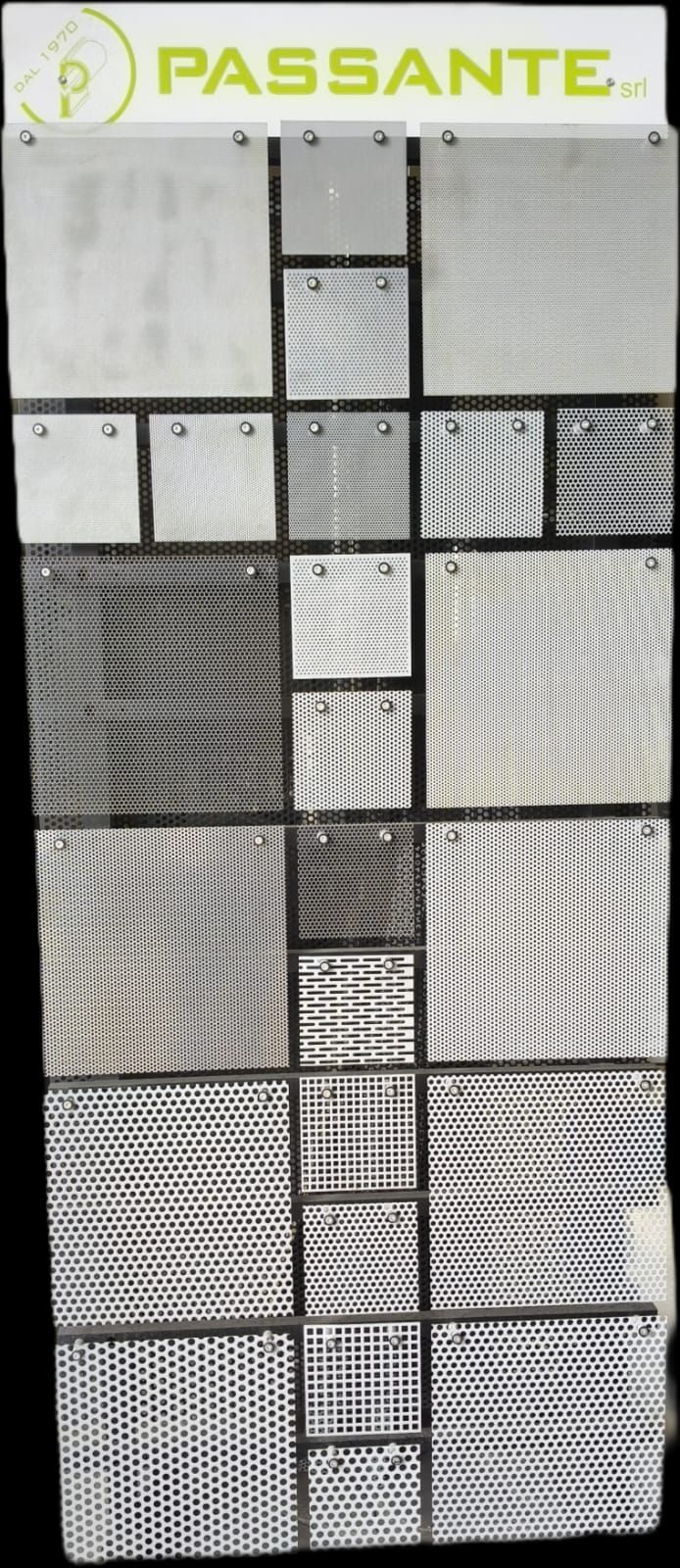 Campioni di tessuto Passante con motivi geometrici e materici in bianco e nero.