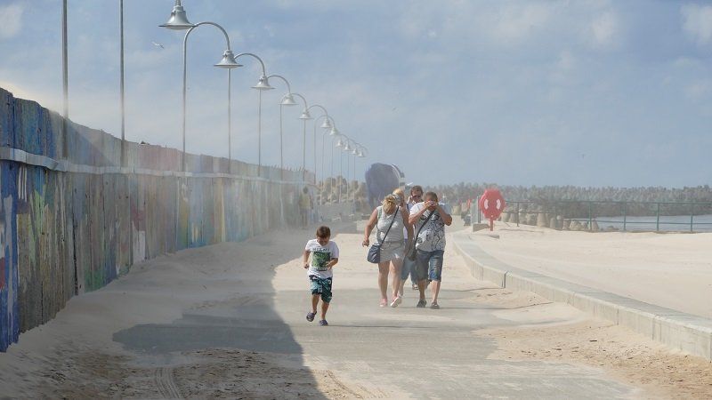 Sandsturm auf der Mole in Ventspils, Lettland