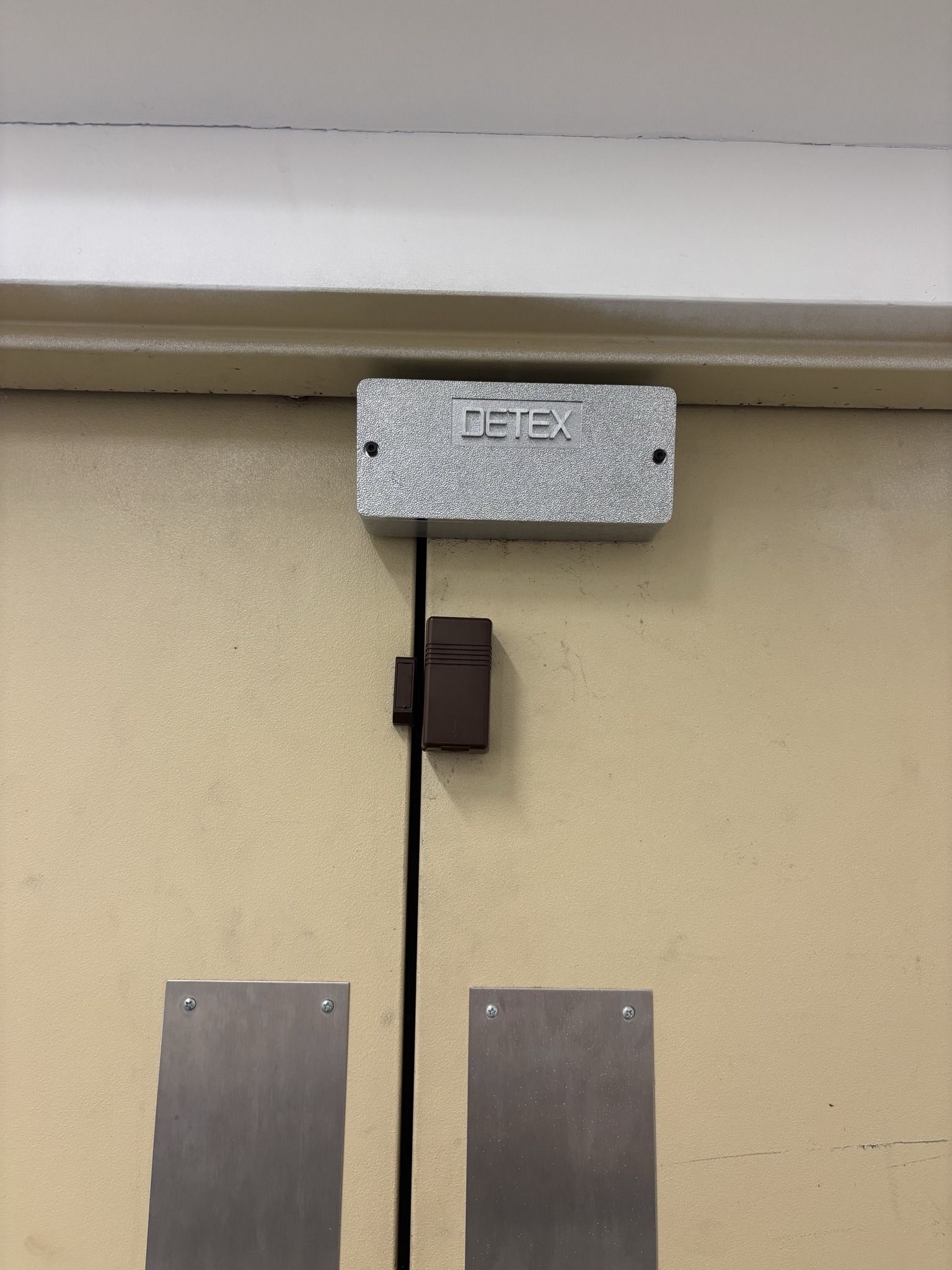 A door with a sticker on it that says detec