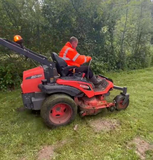 Tonte de pelouses, rotofil et tondeuse