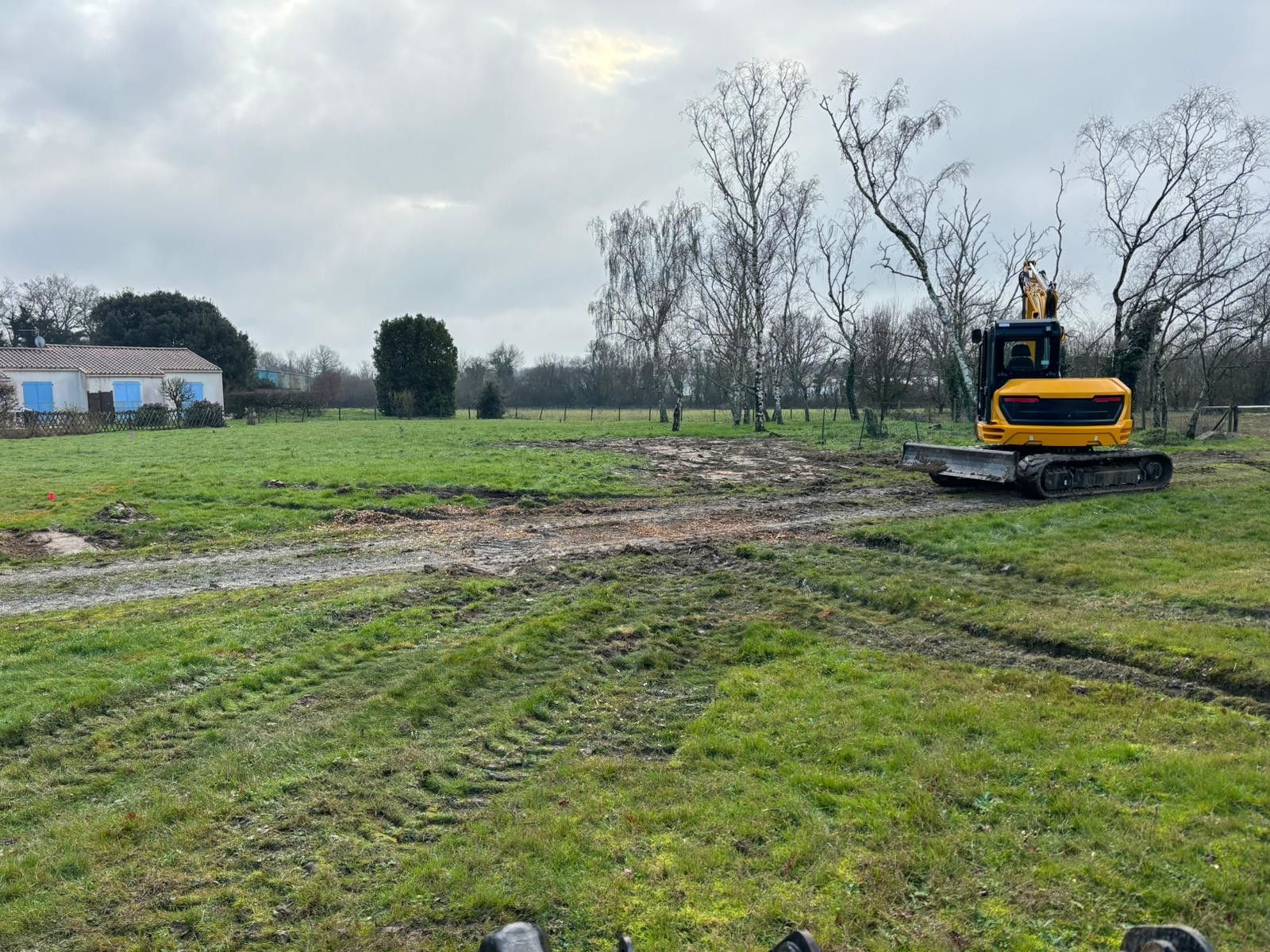 Réalisation de terrassement de maisons avec pelles à chenille 8t