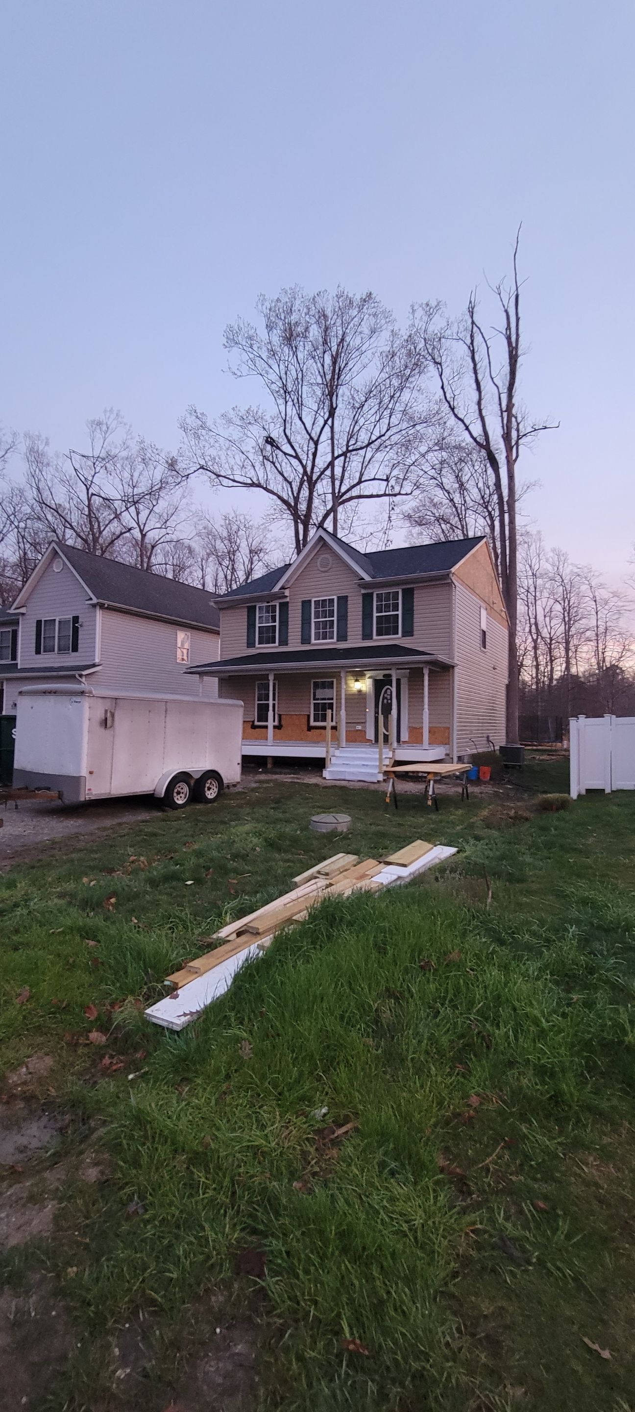 A large house is sitting in the middle of a grassy field.
