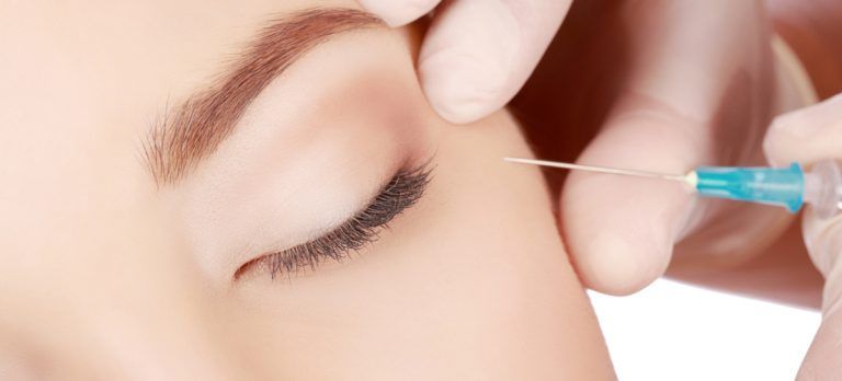 Une femme reçoit une injection dans l'œil.