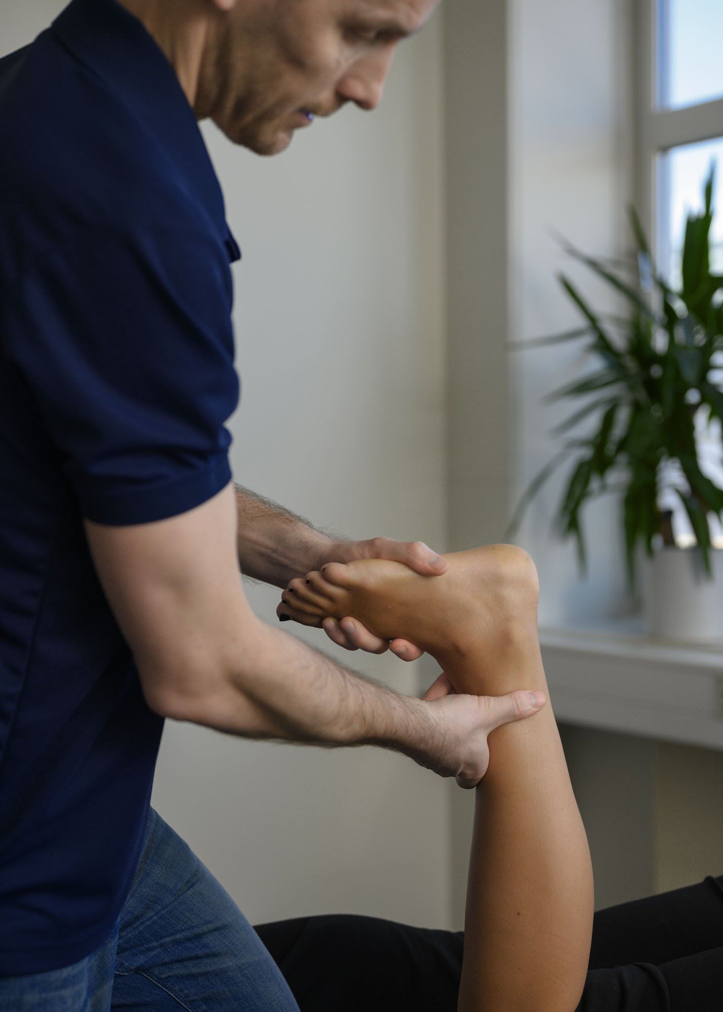 bilde som viser en naprapat som behandler plantar fascitt