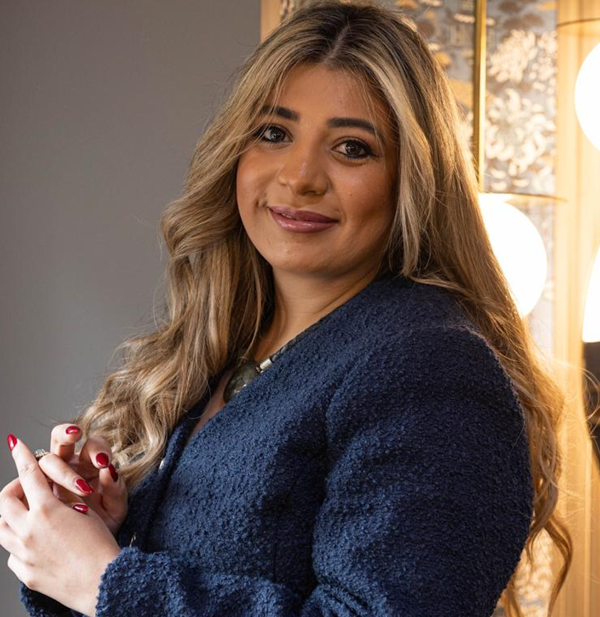 A woman with blonde hair is smiling in a circle