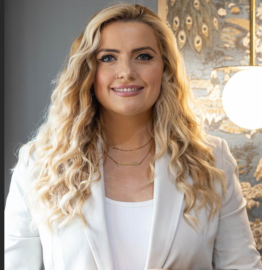 A woman with blonde hair is smiling in a circle