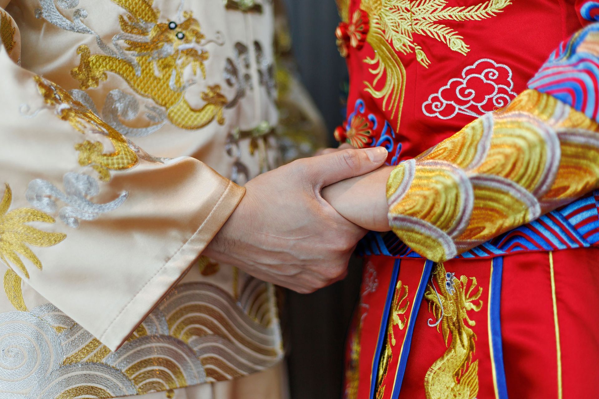 dettaglio coppia di sposi durante un matrimonio cinese