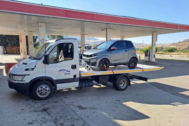 Carro attrezzi in azione durante un intervento di soccorso stradale