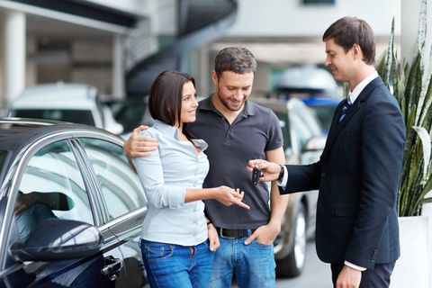 Piazzale con più auto usate in esposizione ordinata