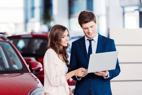 Auto usata in buone condizioni esposta all'aperto