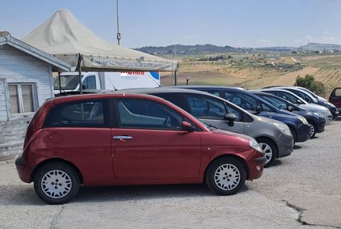 Piazzale con più auto usate in esposizione ordinata