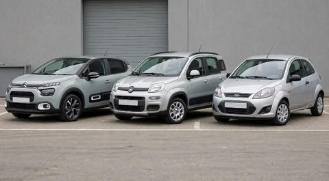 Piazzale con più auto usate in esposizione ordinata