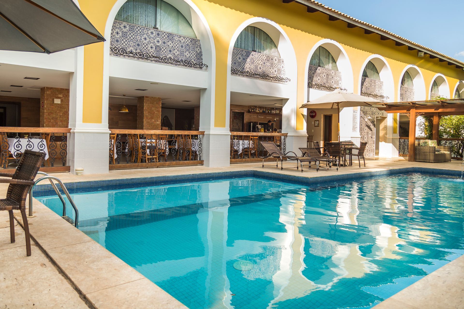 Uma grande piscina em frente a um prédio amarelo