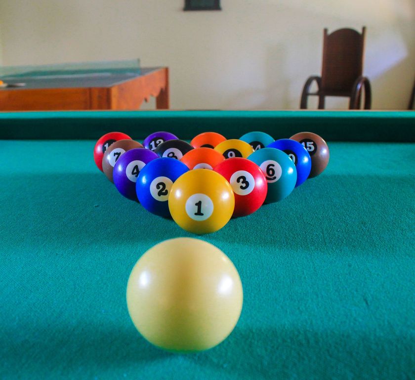 Bolas de bilhar em uma mesa com o número 1 no meio