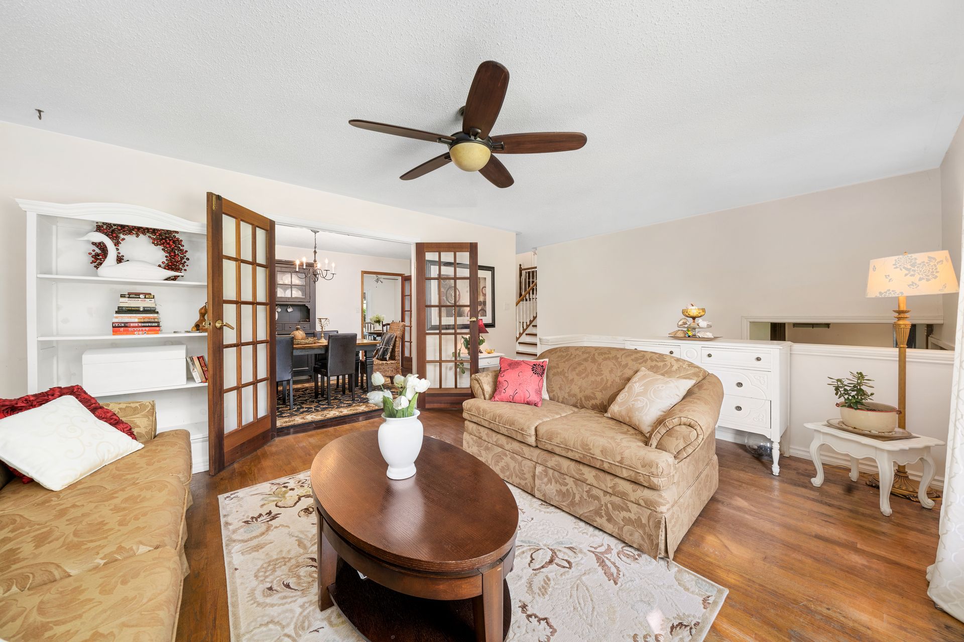 Home Staging is crucial when selling! Home staging is crucial for sellers to get noticed. Decluttering and showing space, natural light and cleanliness are key components for a well showcased home. Use a limited number of decor pieces, remove personal pictures and keep walk space free from objects.