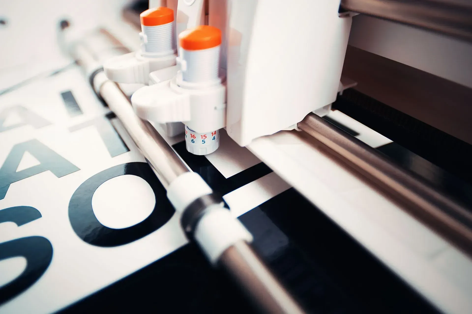 A close up of a machine that is cutting a piece of paper