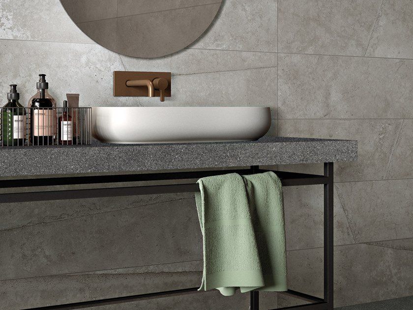 Un bagno con lavandino e specchio