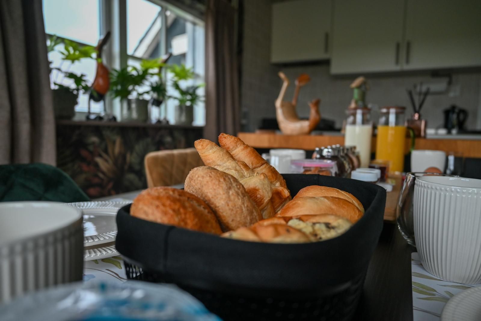 Het ontbijt in de woonkeuken van Vakantiehuis Akkerzicht Oudesluis.